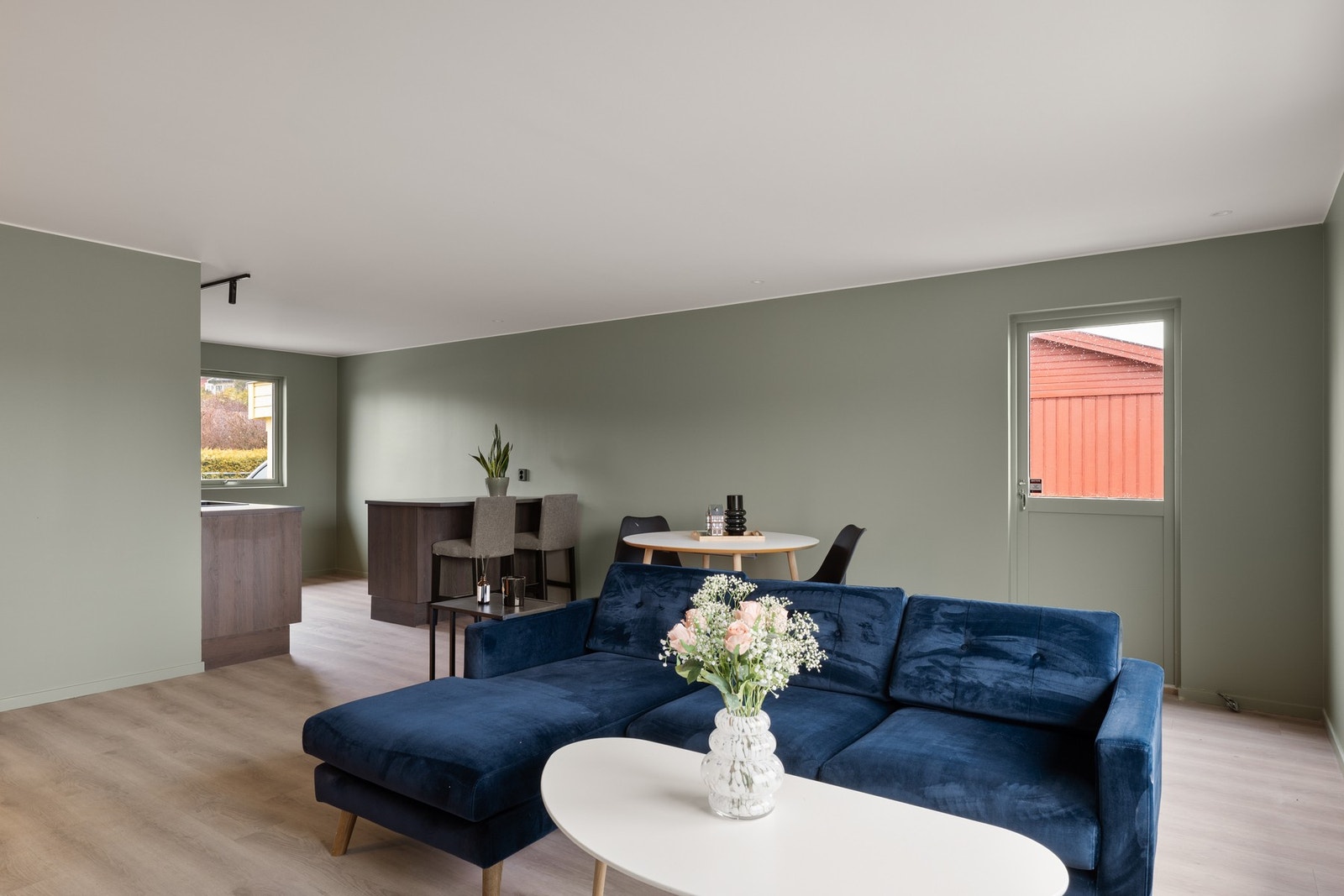 Det er en åpen kjøkkenløsning. Galleribilde