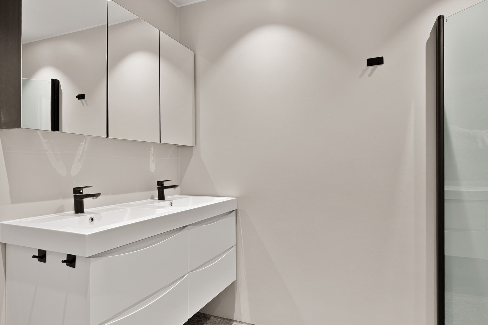 Moderne baderom med tidsriktige farger og servant med dobbelvask. Galleribilde