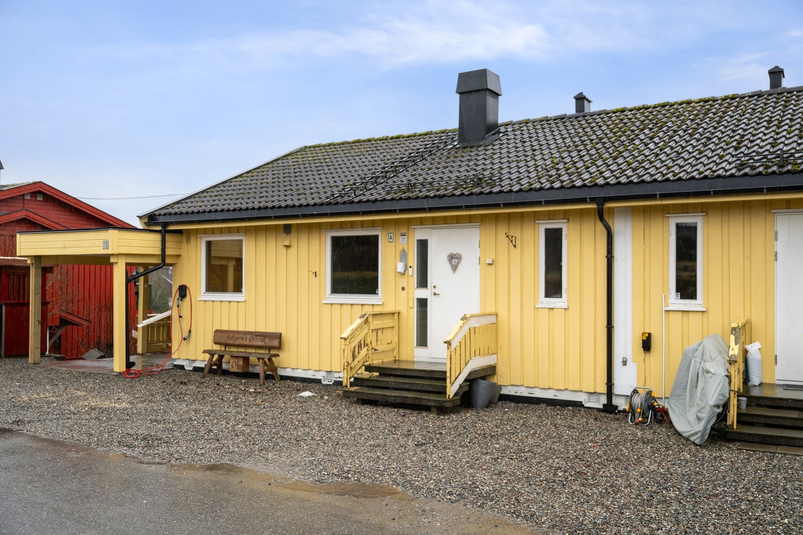 Det medfølger carport med el-billader. Galleribilde