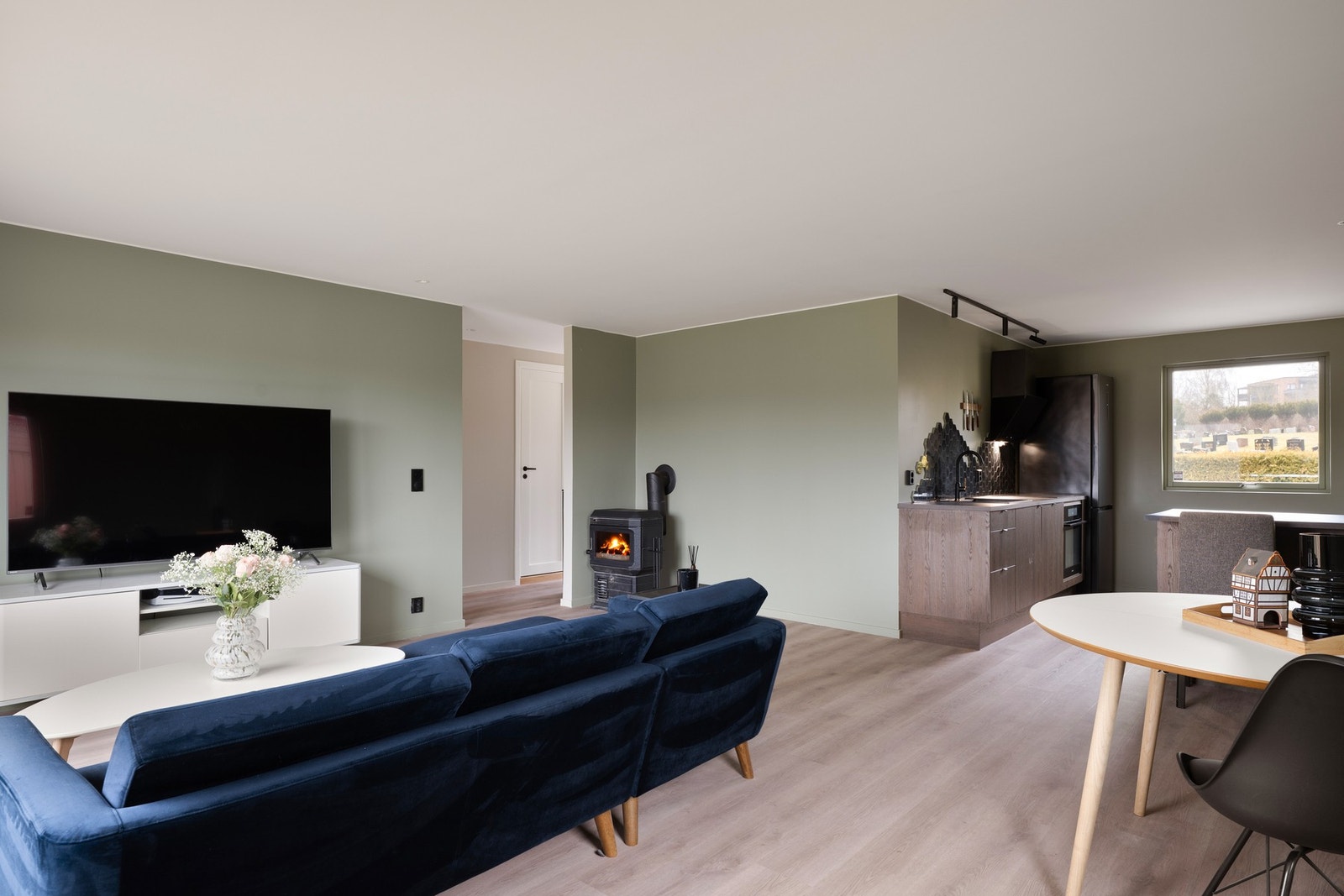 Boligen har slette og pene overflater med lister malt i samme farge som veggene. Galleribilde