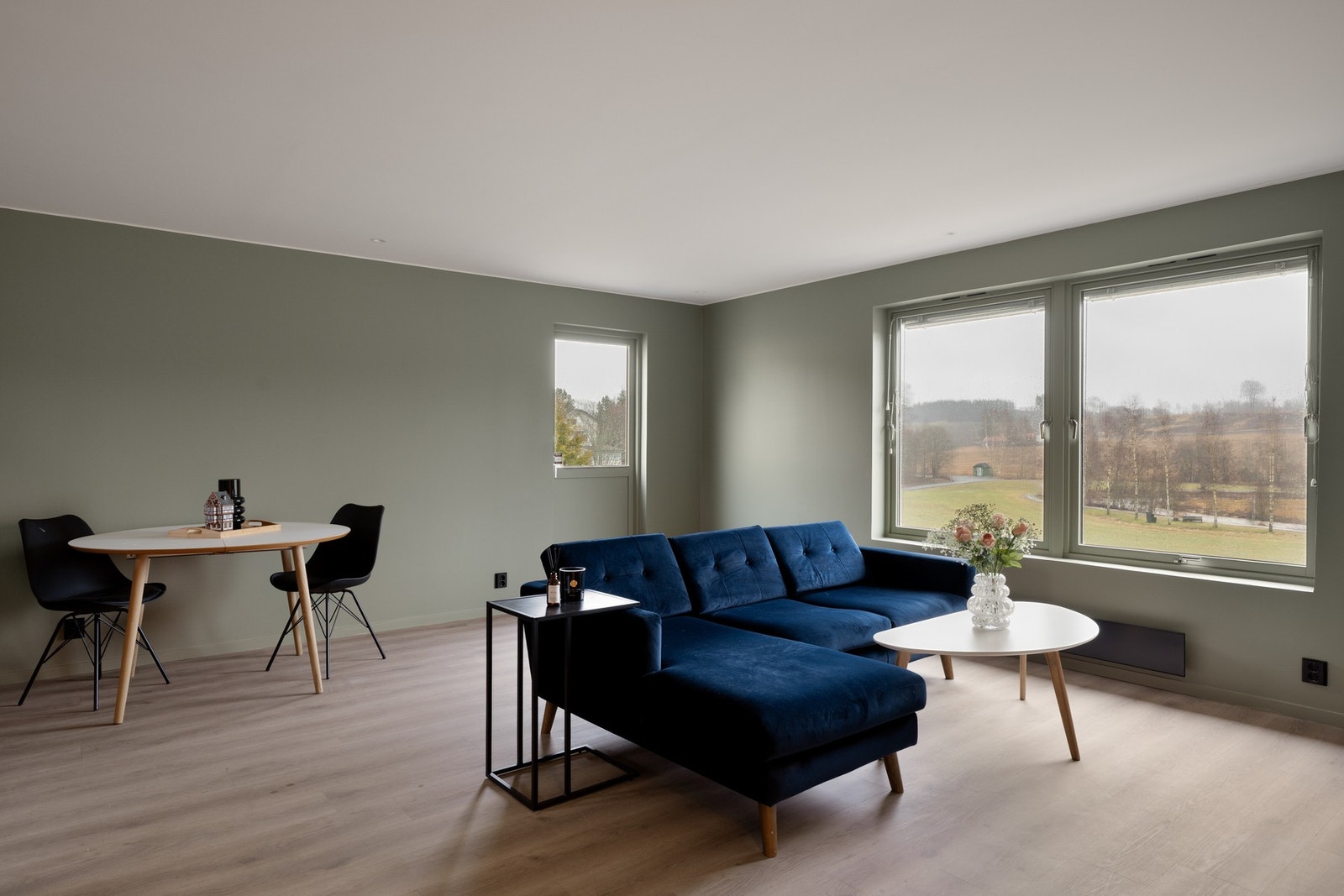 Det er plass til både sofa- og spisegruppe. Galleribilde