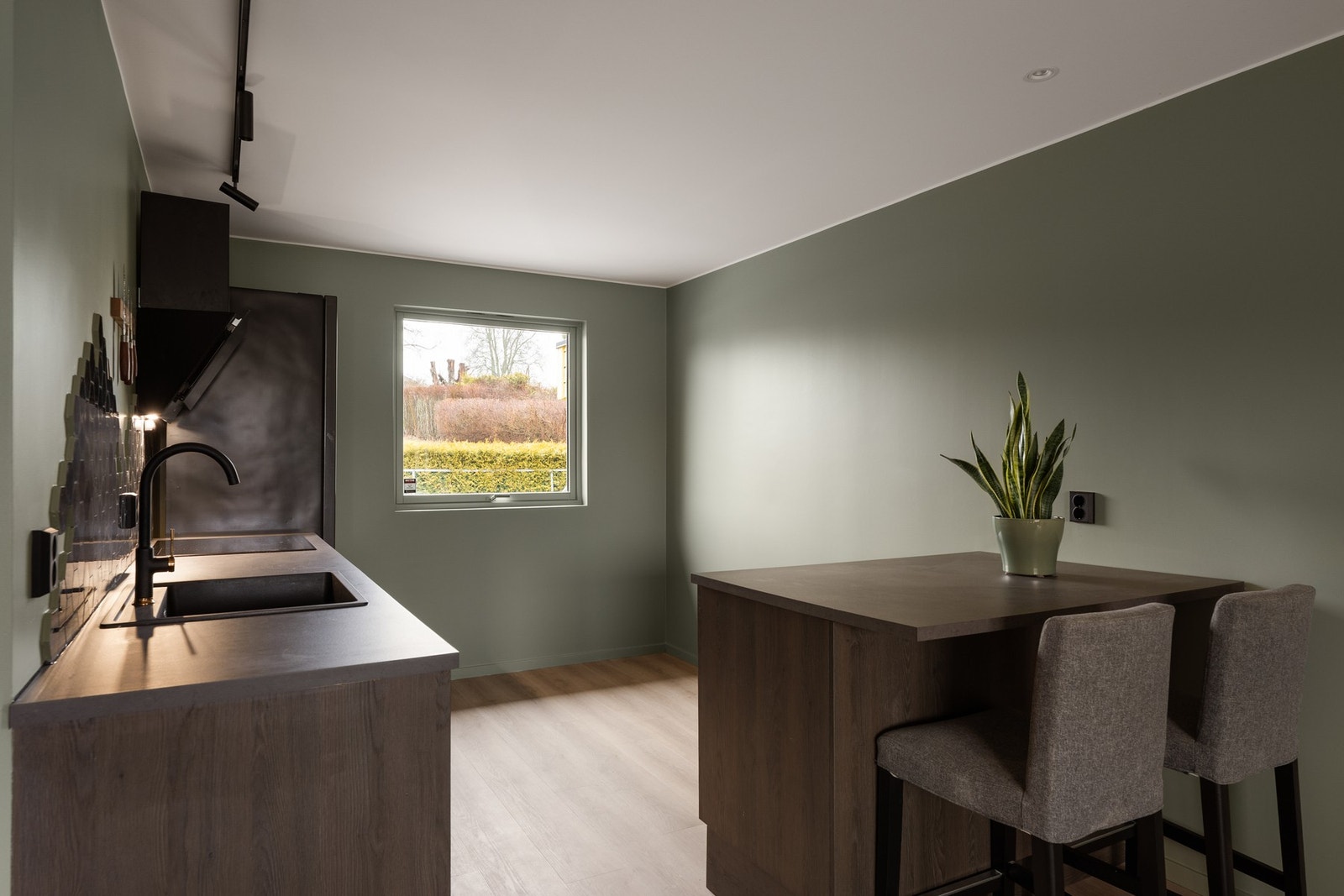 Barplassen på kjøkkenøyen er praktisk rundt frokosttider. Galleribilde