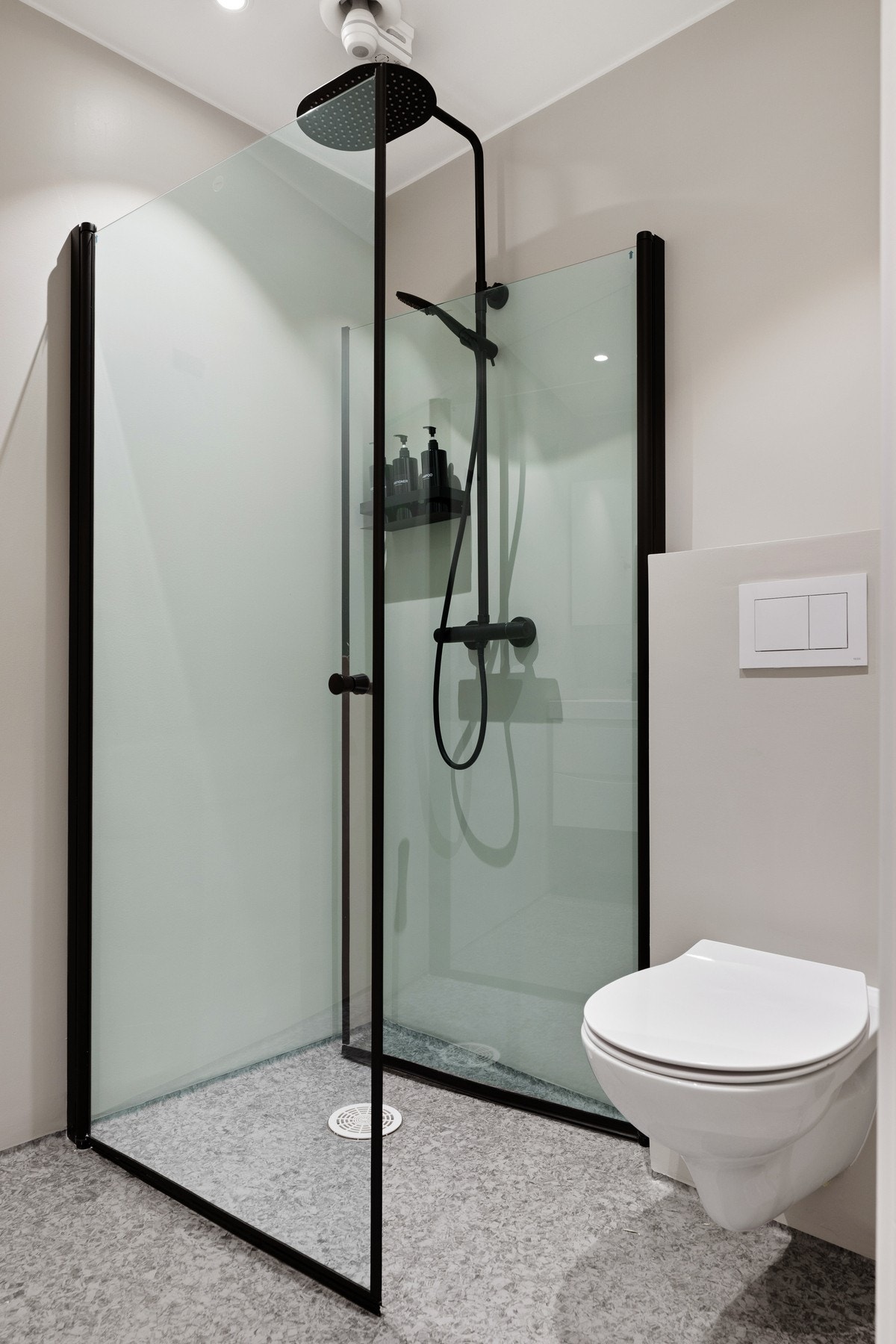 Dusjsonen har sorte detaljer og gir en hotellfølelse. Galleribilde