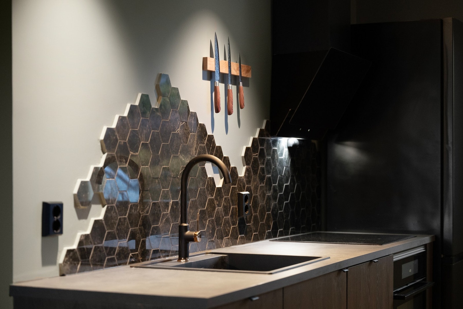 Stilig mønster på fliser lagt mot vegg på kjøkkenet. Galleribilde