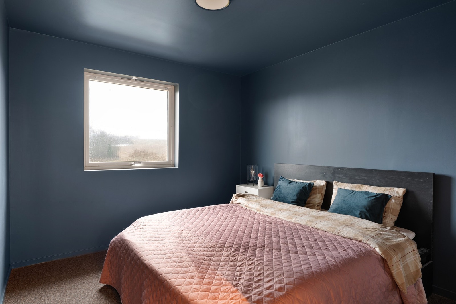 Stort og luftig soverom med mørke farger for en god natts søvn. Det er også montert garderobeløsning på soverommet. Galleribilde