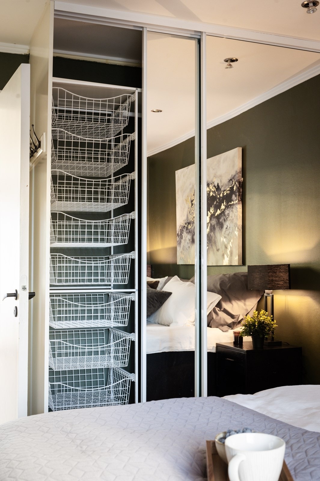 Rommet er innredet med praktisk garderobeskap med speilfronter. Galleribilde