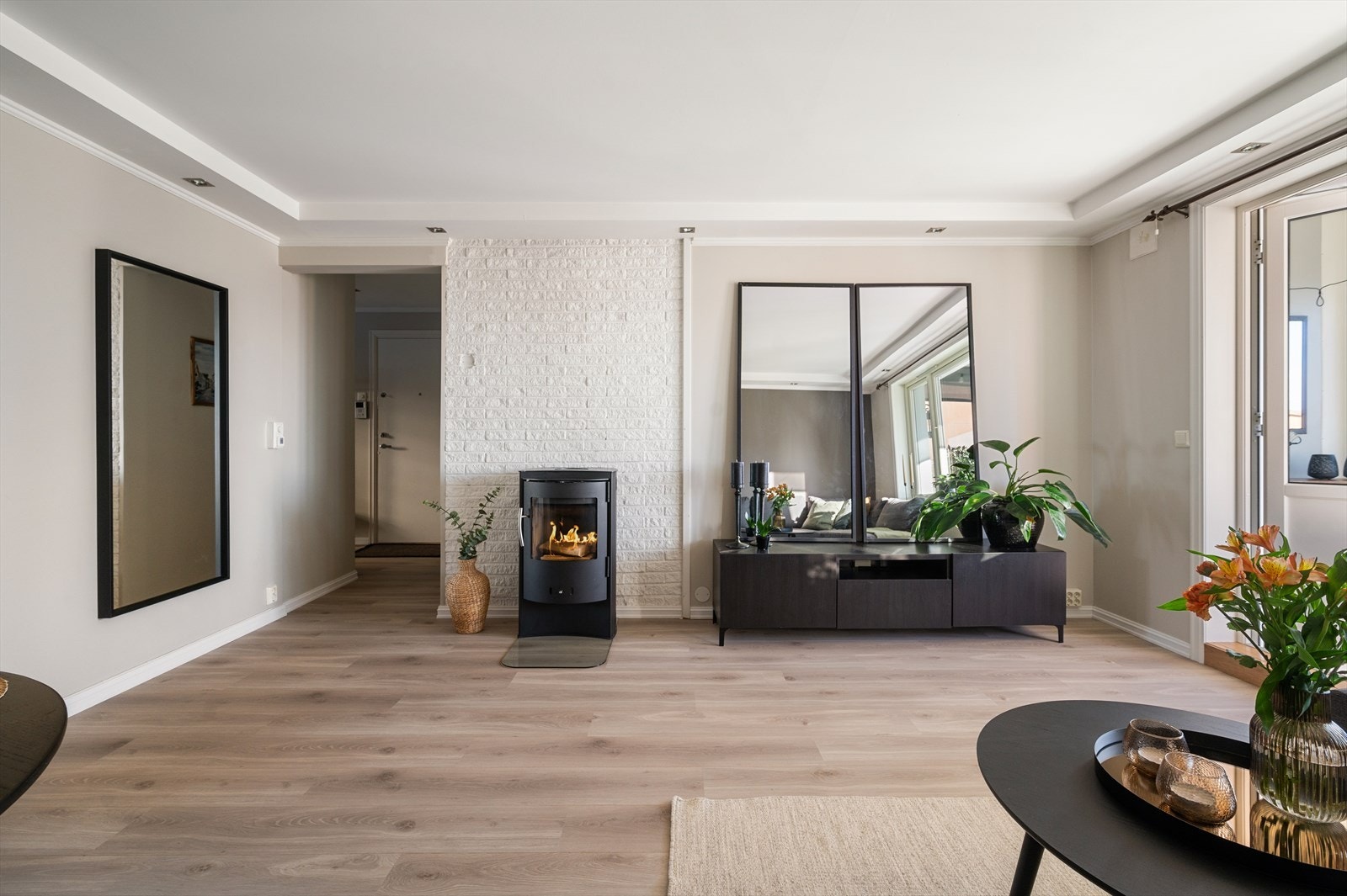 Lun og hyggelig stue som naturlig kan deles inn i to soner. Galleribilde