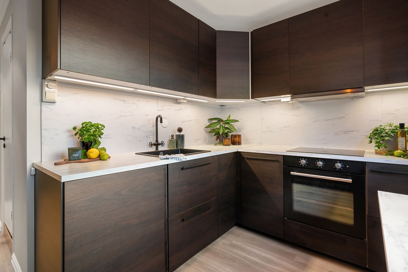 Her er det godt med oppbevaringsplass i skuffer og skap, samt godt med arbeidsrom ved kjøkkenbenken. Galleribilde