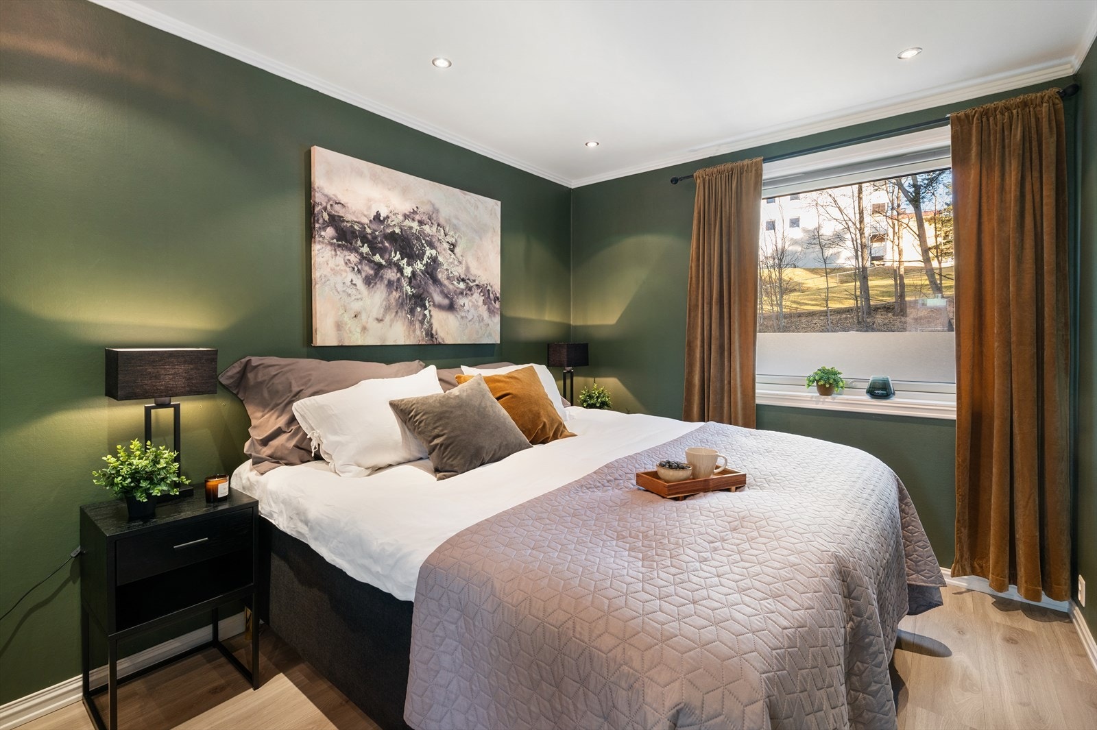 Romslig soverom som ligger svalt mot øst. Galleribilde