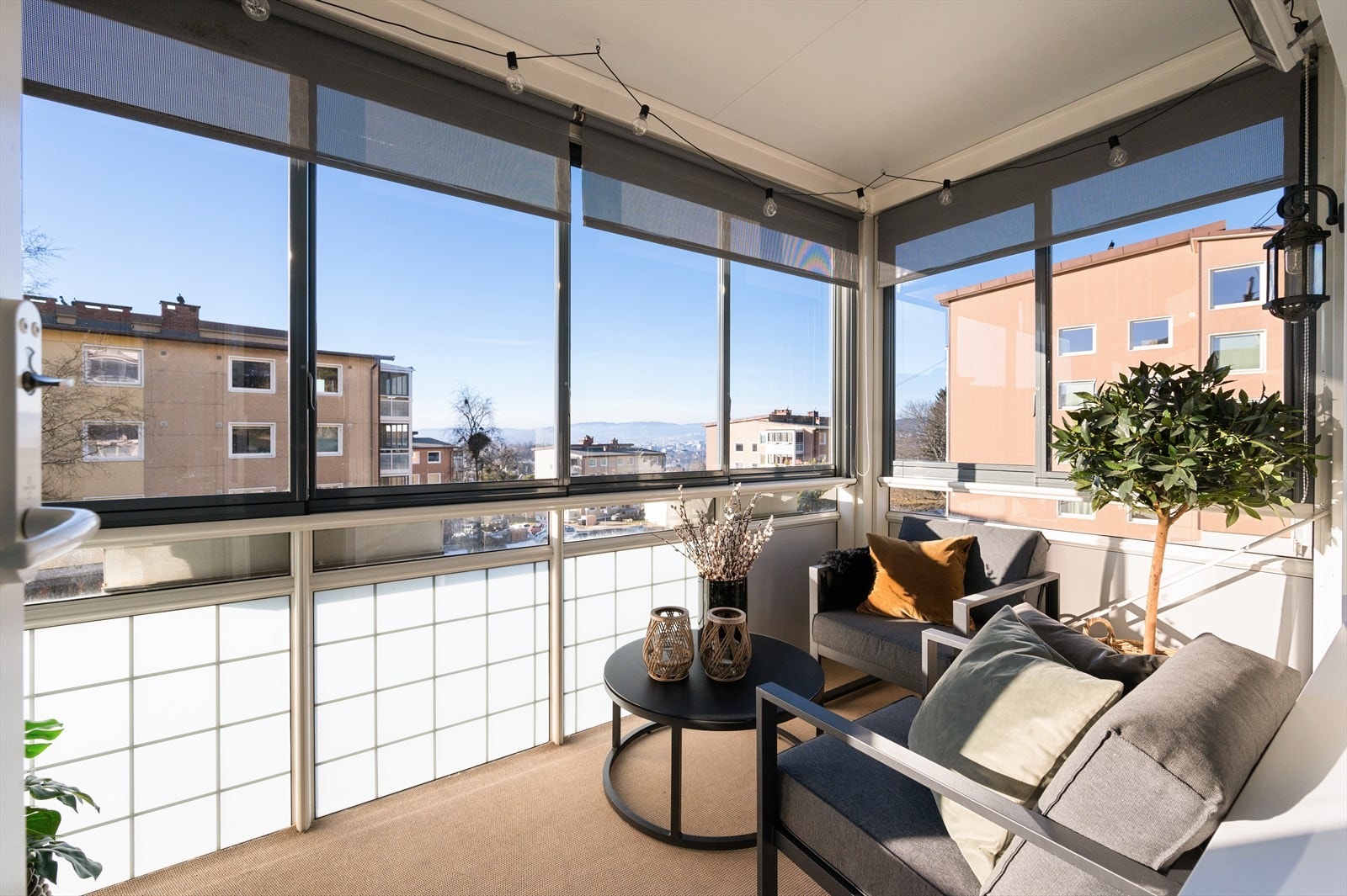 Fra stuen er det utgang til en vestvendt og innglasset balkong på ca 8 kvm. Galleribilde