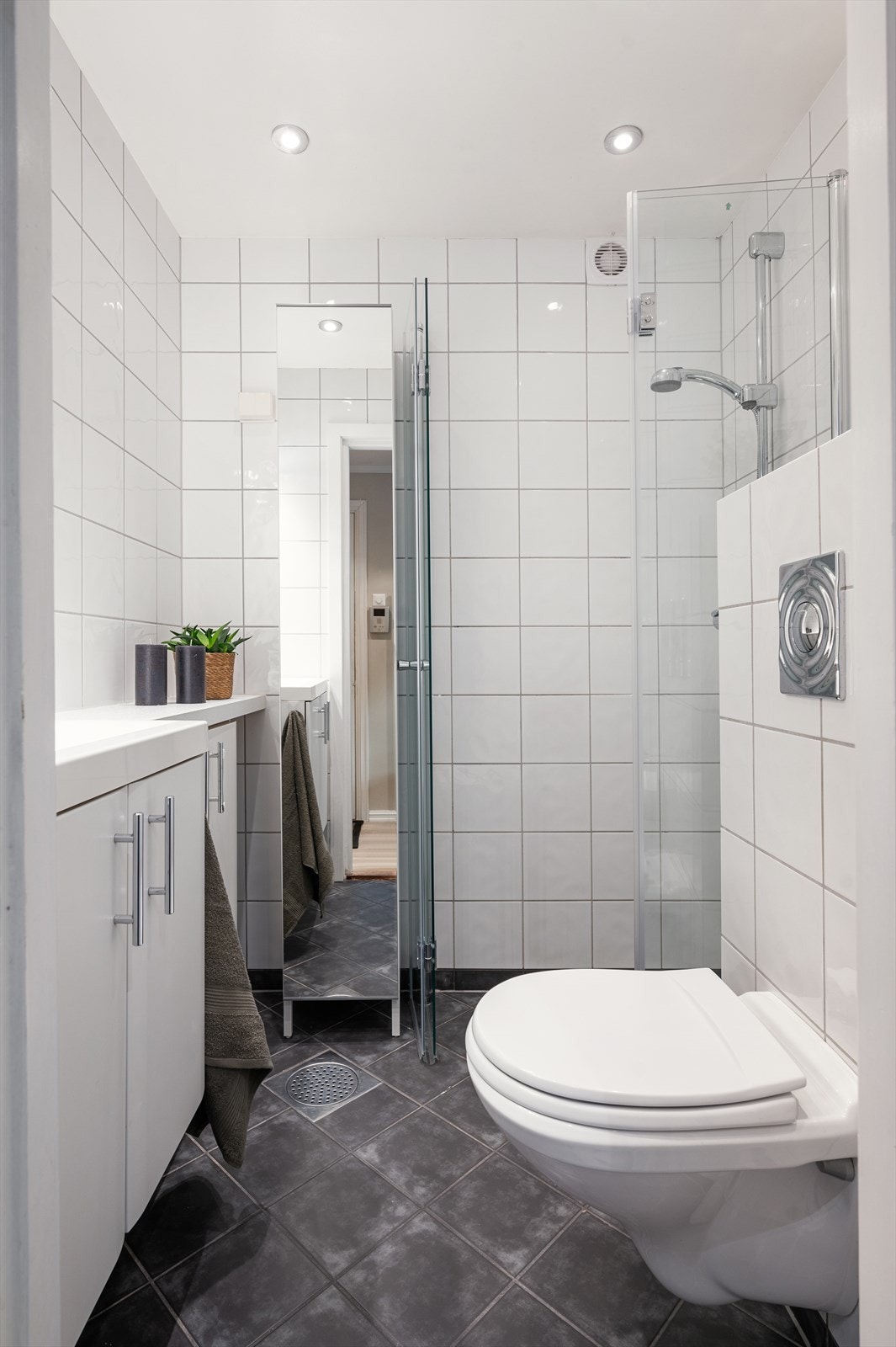 Flislagt bad med gulvvarme og down-lights. Galleribilde