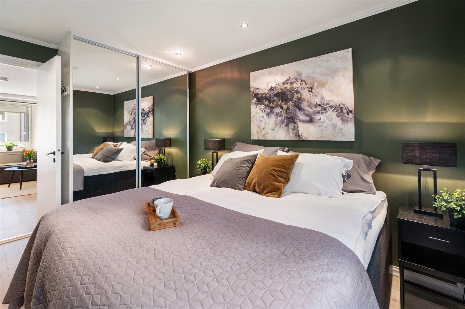 Her er det god plass til dobbeltseng og tilhørende nattbord på hver side. Galleribilde