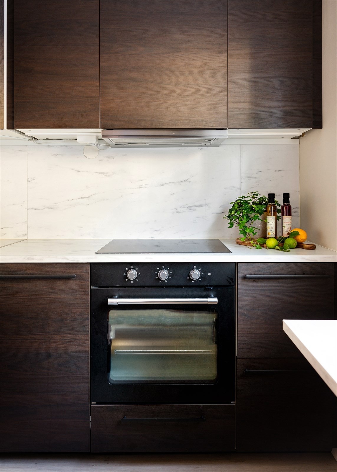 Videre er kjøkkenet utstyrt med integrert komfyr, platetopp og oppvaskmaskin. Galleribilde