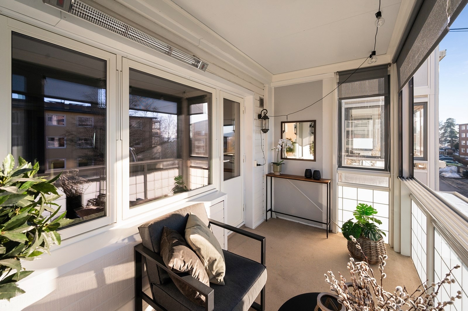 God plass til en liten sofa eller to stoler og bord. Varmelampe innstallert for ekstra varme på vinterhalvåret. Galleribilde