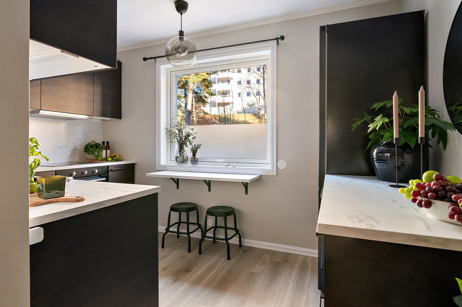 Det er etablert en liten spiseplass ved vinduet, et fint sted å starte dagen med en kaffe eller frokost. Galleribilde