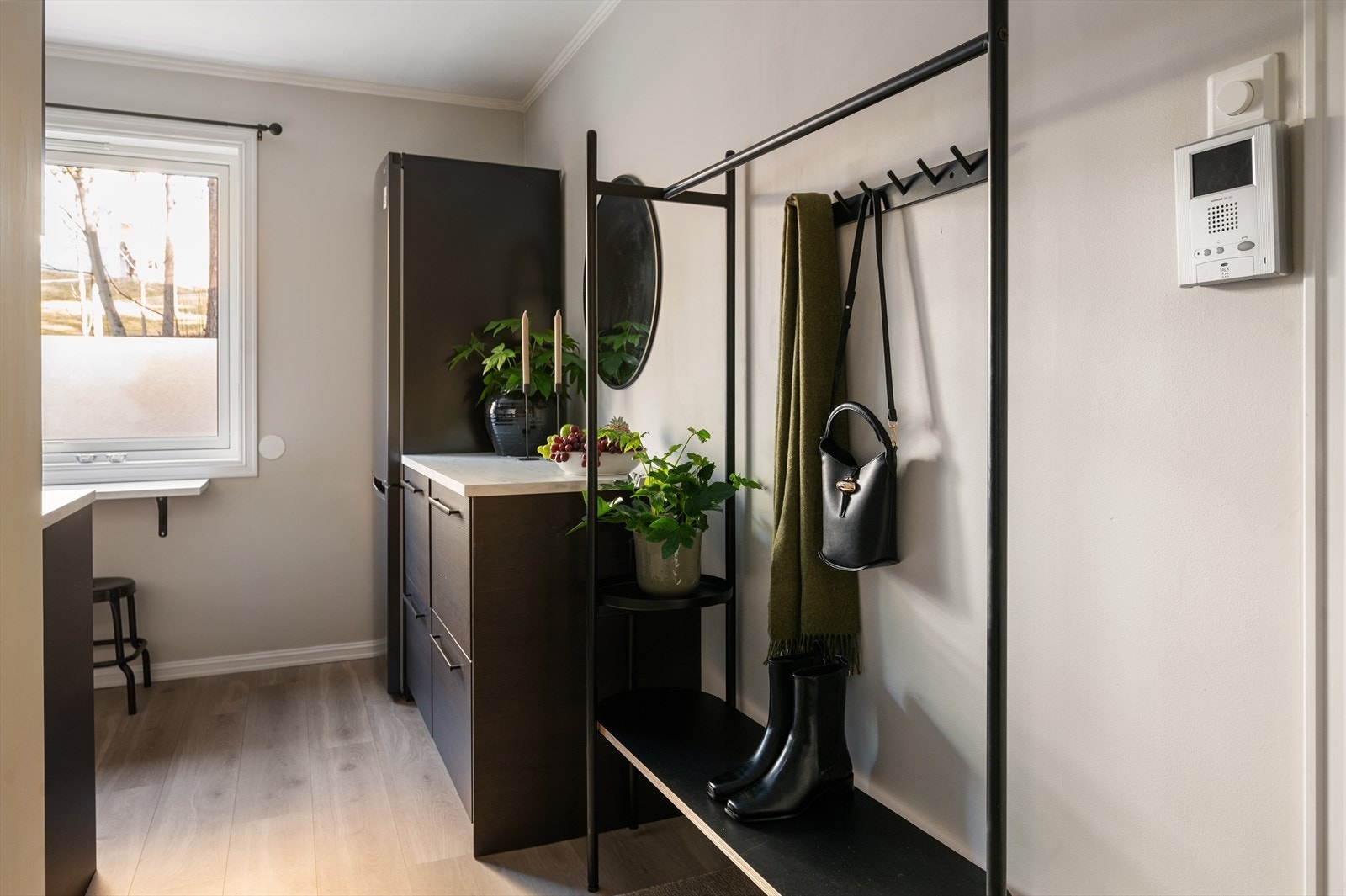 Lys gang med god plass til å henge av seg ytterklær og sette fra seg skoene. Galleribilde