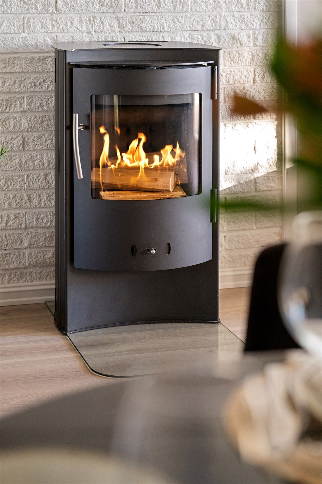 Peisovn som varmer godt, pipeløpet er rehabilitert i regi av borettslaget år 2014. Galleribilde