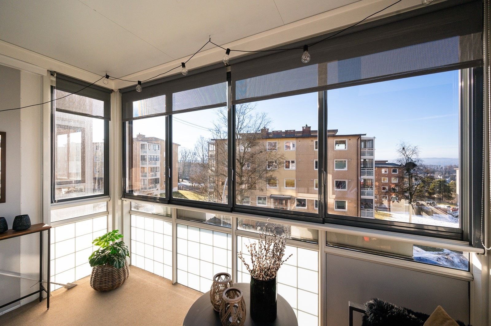 Balkongen fungerer som en forlengelse av stuen på sommerhalvåret - et perfekt samlingsted for hygge. Galleribilde