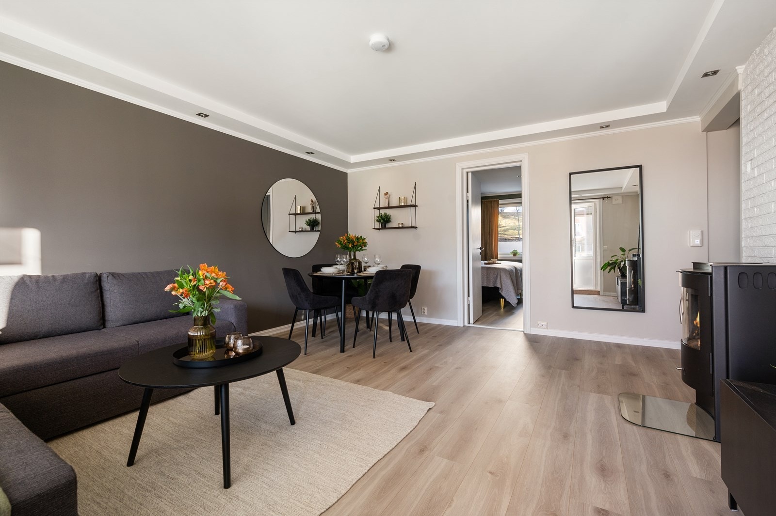 Lun og hyggelig stue som naturlig kan deles inn i to soner. Galleribilde