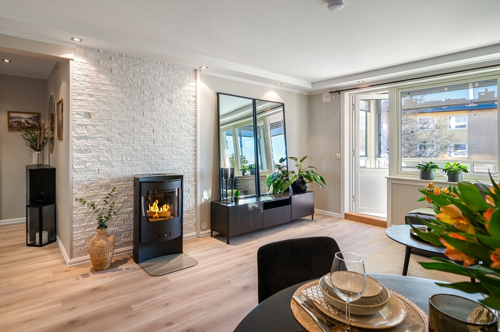 Selger har oppgradert med varmefolie under laminat i stue, samt pusset opp alle vegg og gulvflater. Galleribilde