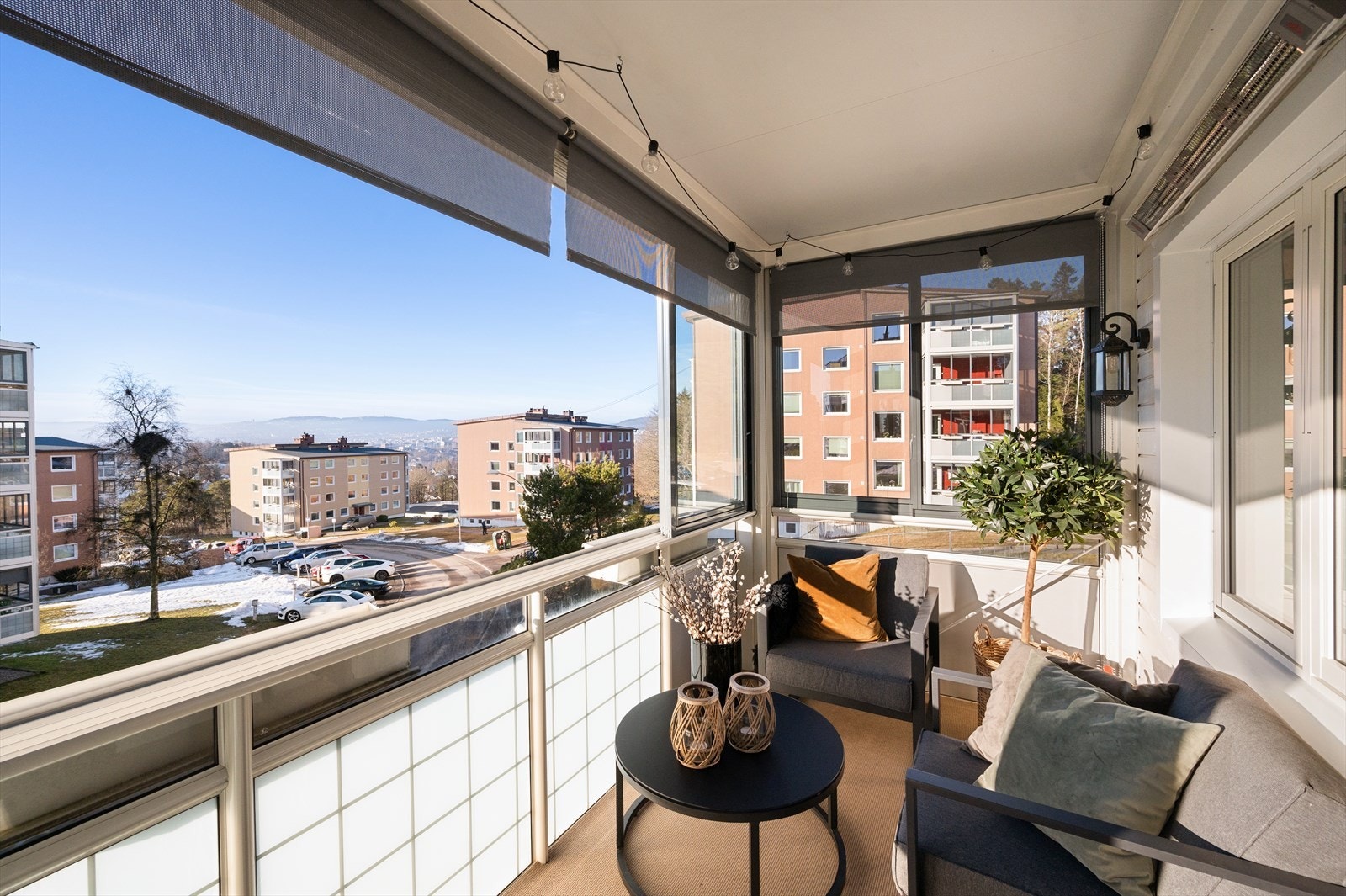 Selger opplyser om solforhold fra ca kl 13 og til den går ned bak holmenkollen/ved solnedgang på sommerstid. Galleribilde