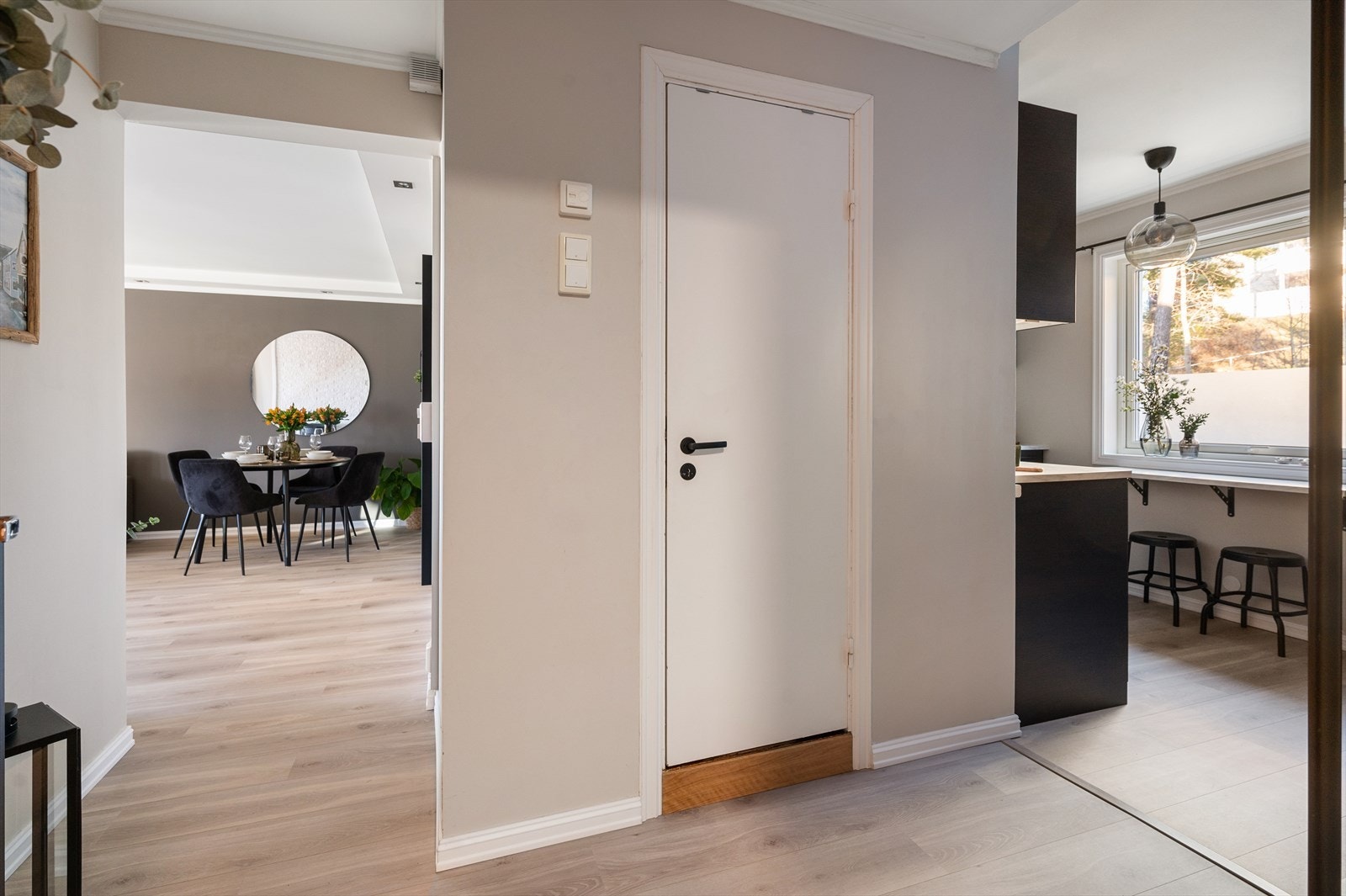 Entréen/gangen har direkte adkomst til alle rom. Galleribilde