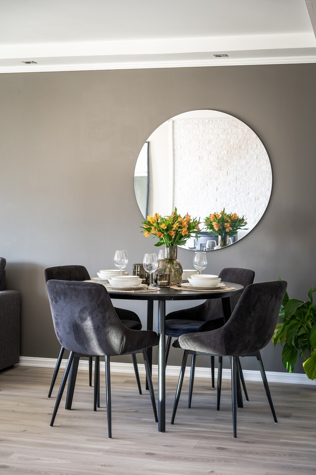 Fin plass til både til spisestue og til stor sofagruppe med tilhørende tv-møblement. Galleribilde