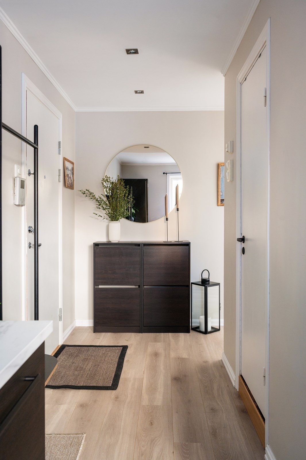 Plass til praktisk skoskap i enden av gangen. En hyggelig overgang til stuen. Galleribilde