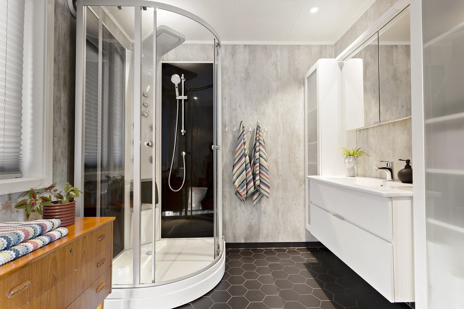 Badet ble totalrenovert i 2018, og har et moderne uttrykk. Galleribilde