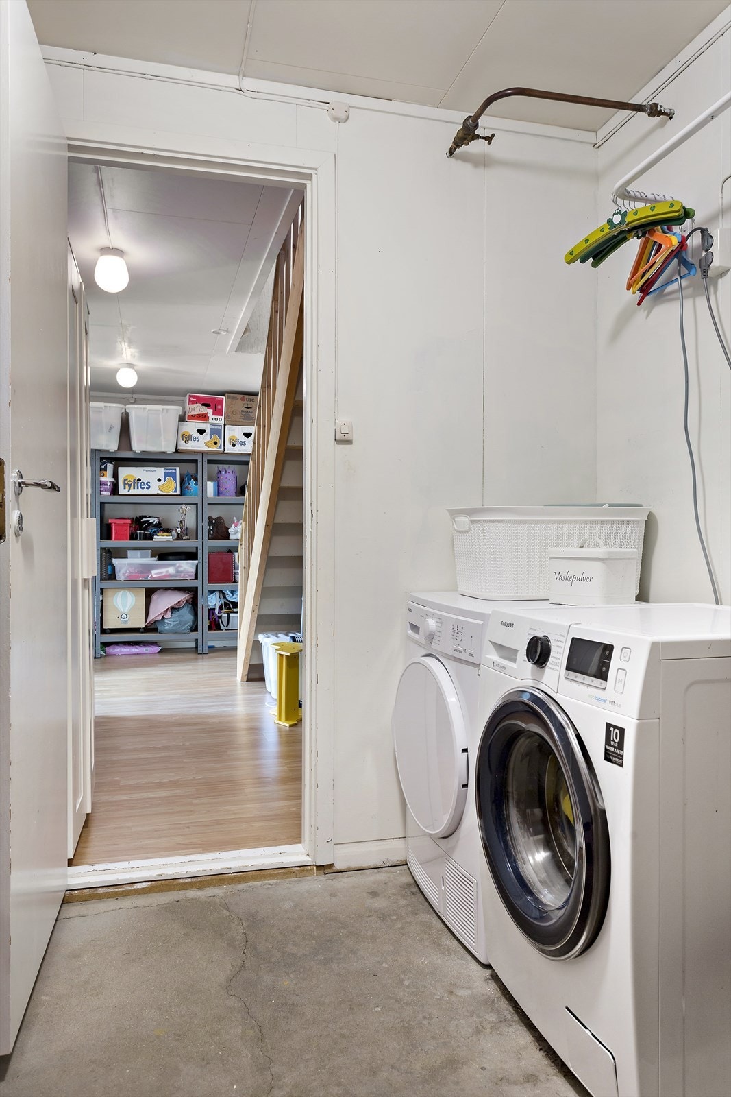 I kjelleren er det et vaskerom, bod og toalettrom tilhørende hoveddelen av huset. Galleribilde