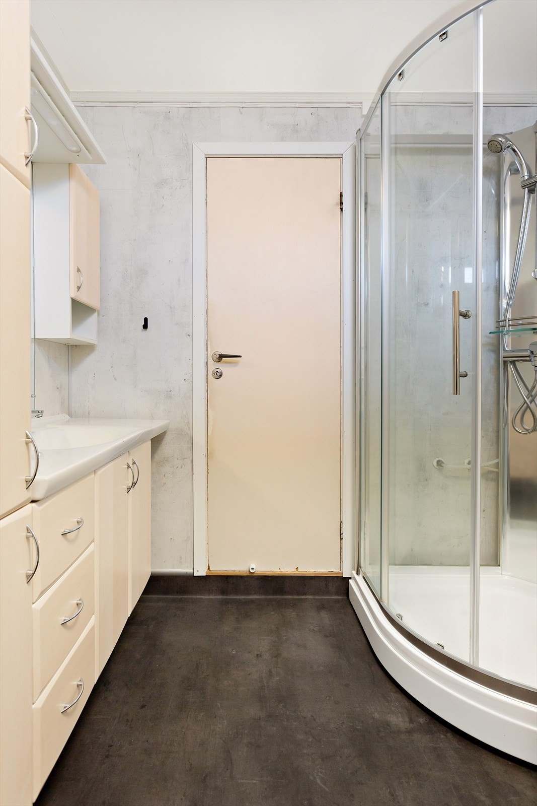 Badet ble oppusset i 2018, og er utstyrt med baderomsinnredning med heldekkende servant og ett-greps blandebatteri, vegghengt speil med lys, gulvmontert toalett, dusjkabinett og opplegg for vaskemaskin. Galleribilde