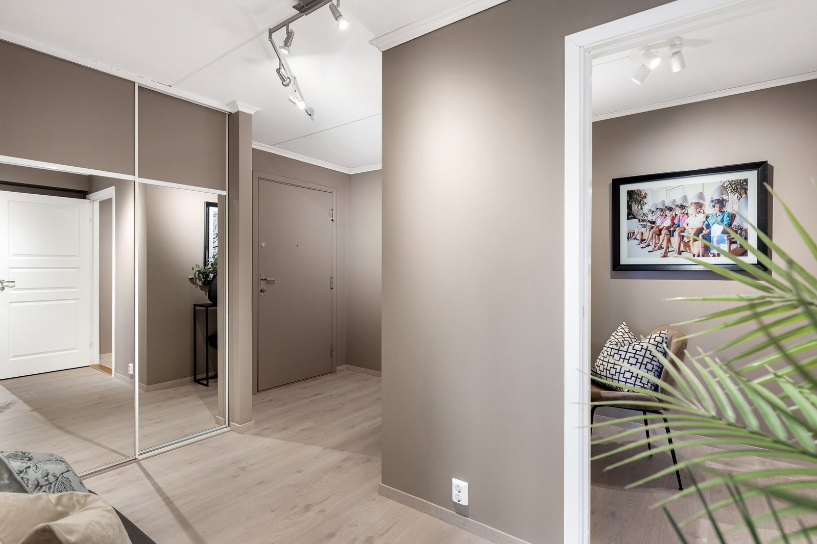 Velkommen inn i leilighetens romslige entré. Galleribilde