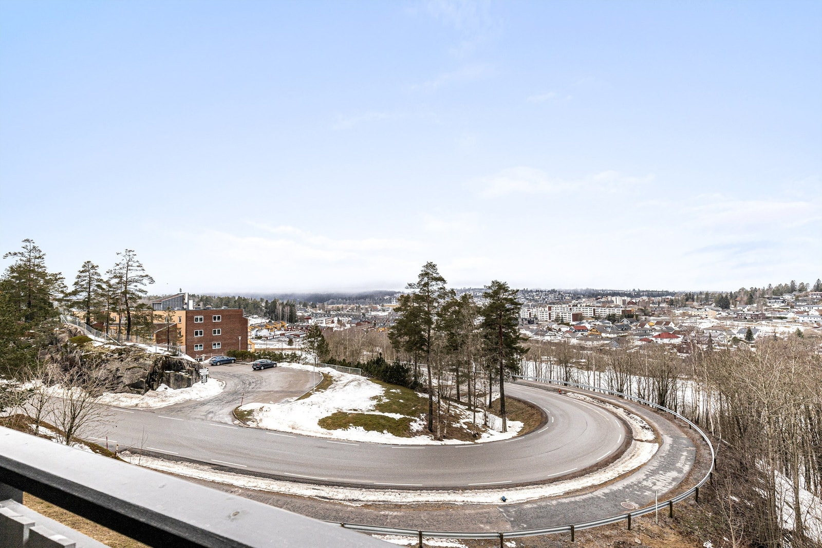 Ifølge selger er det gode solforhold med sol på uteplassen fra 14:00-21:00 om sommeren. Galleribilde