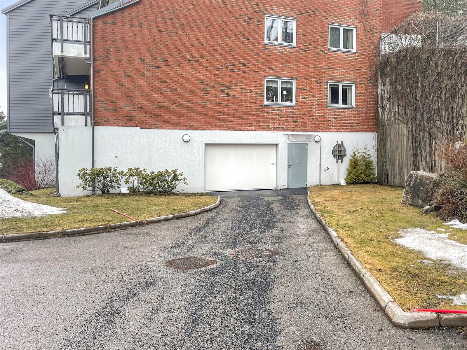 Inngang til garasjeanlegget der leiligheten disponerer en garasjeplass. Galleribilde