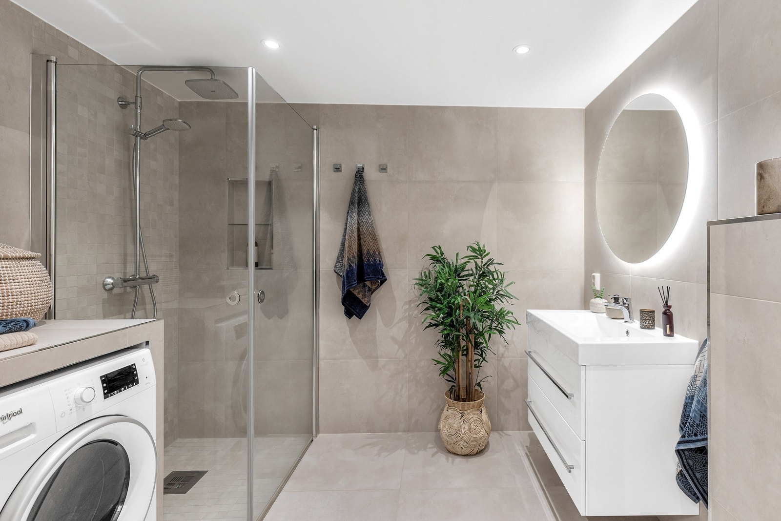Badet er stilfullt og tidløst med pent flisbelagte gulv og vegger, nytt i 2019. Galleribilde