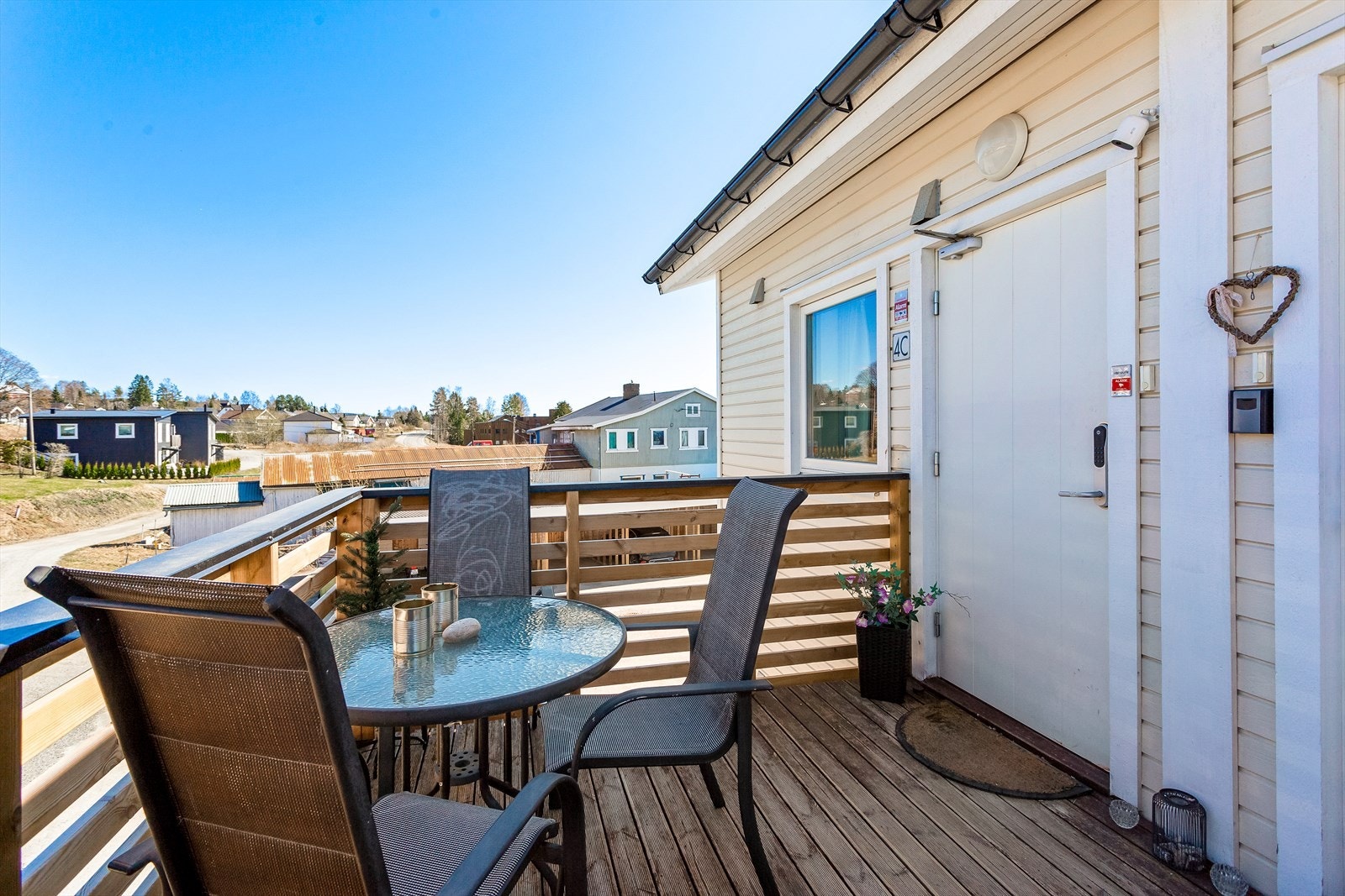 Inngangsparti med terrasse og plass til sittegruppe. Galleribilde