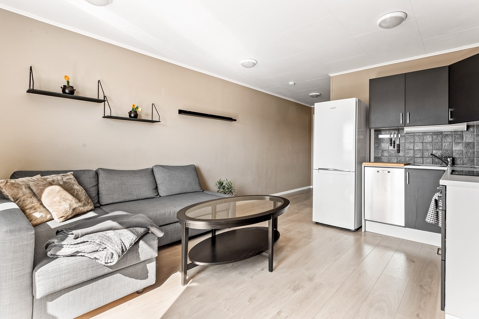 Praktisk kjøkkeninnredning i åpen løsning med stuen. Galleribilde