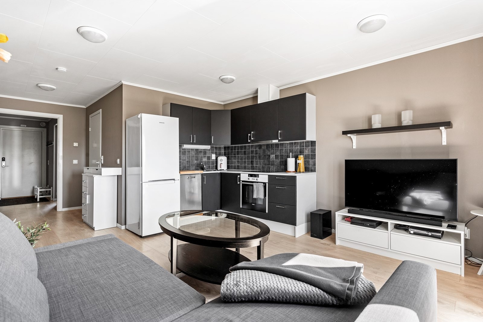 Malte overflater og laminat på gulv. Galleribilde