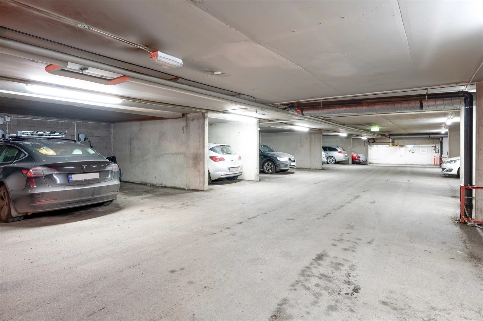 Med salget følger en garasjeplass i felles oppvarmet garasjeanlegg Galleribilde
