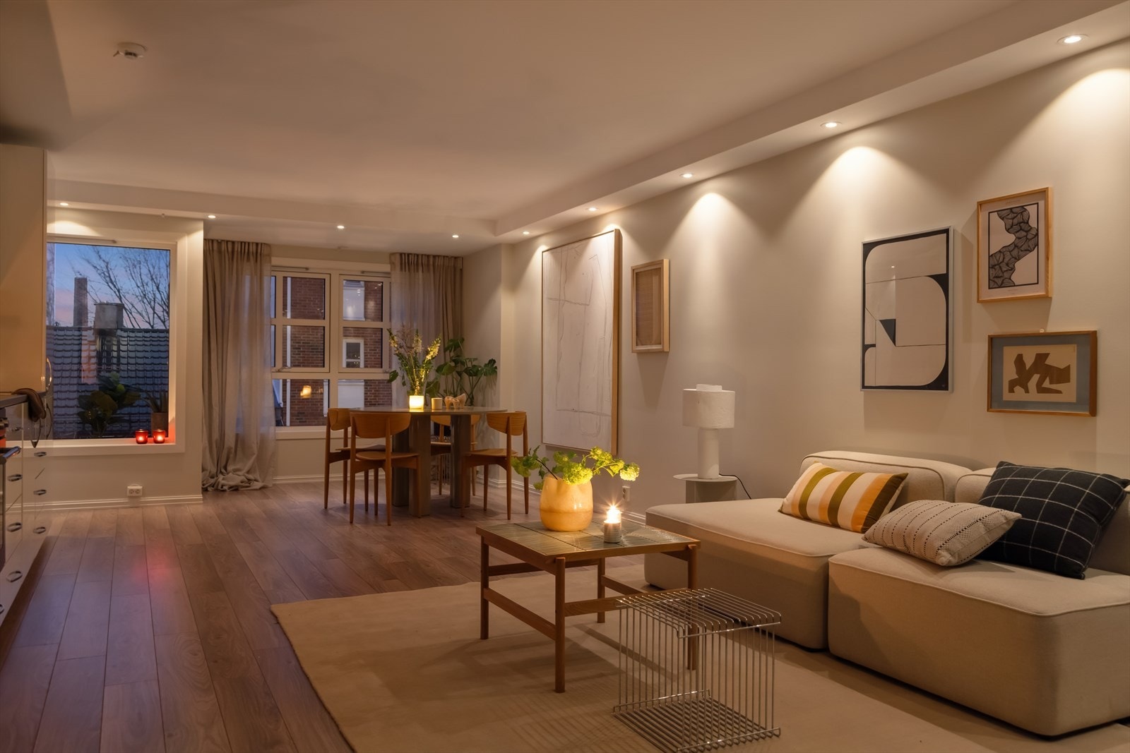 Koselig kveldsstemning i den åpne stue/kjøkken løsningen. Legg merke til downlightsene Galleribilde