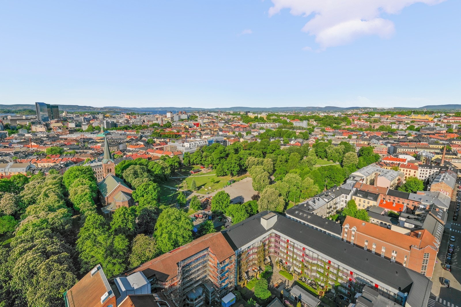 Dronebilde av Sofienbergparken. Boligen er plassert nede i midten av bildet Galleribilde