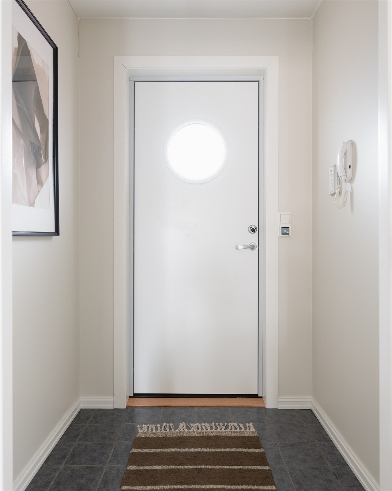 En flislagt entré med varmekabler ønsker deg velkommen inn! Galleribilde