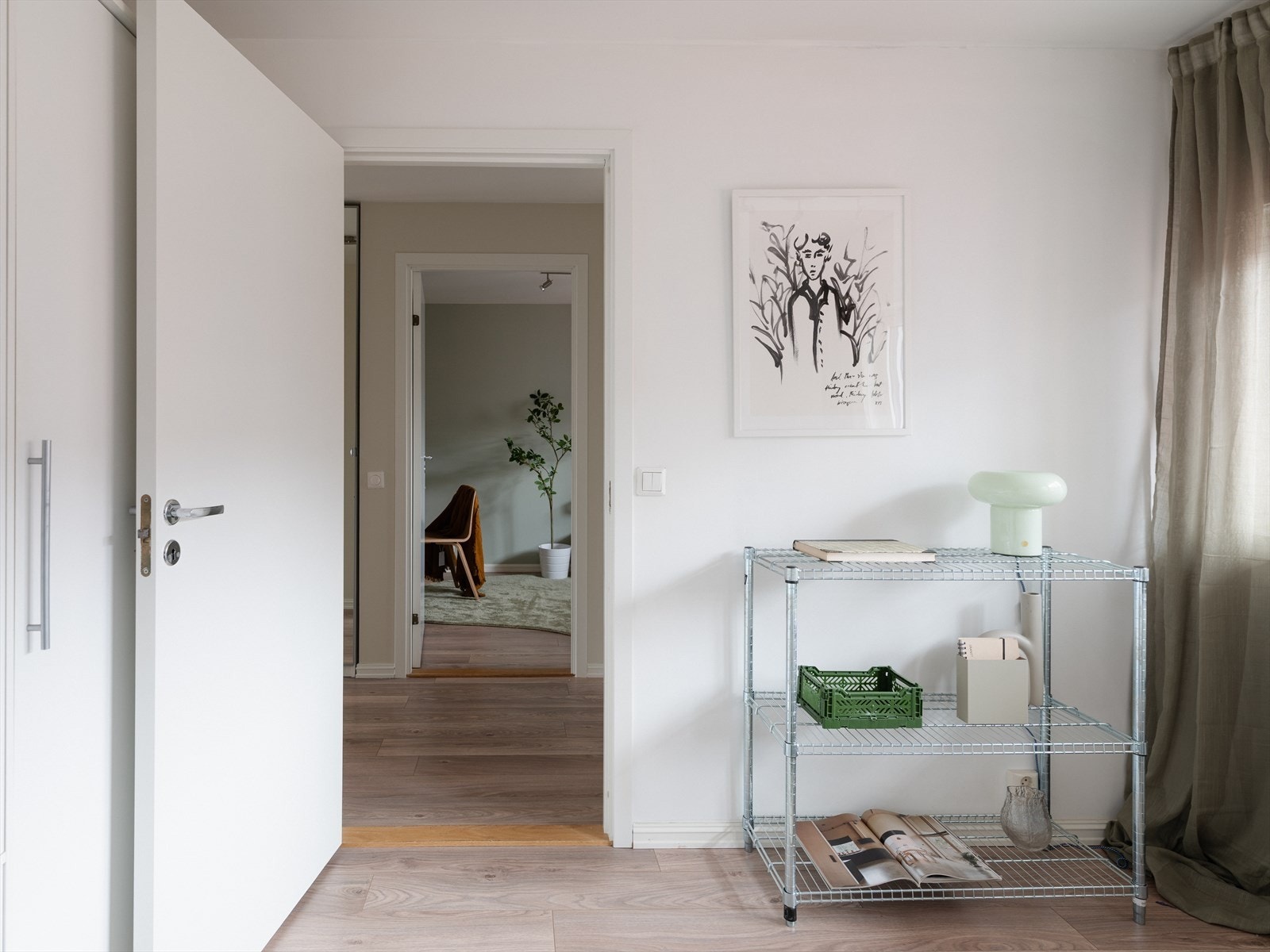 Adkomst til soverommet via entré Galleribilde
