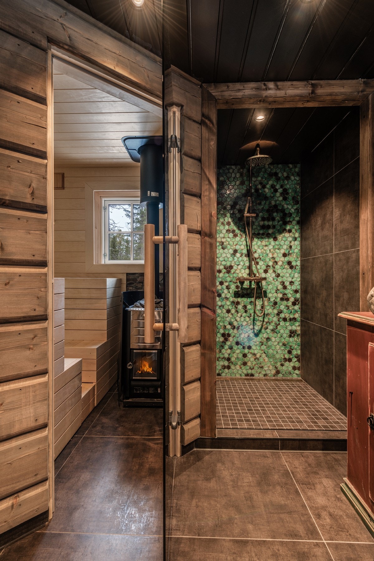 Dusjsonen har fine fliser på gulvet og veggene med et unikt preg. Galleribilde