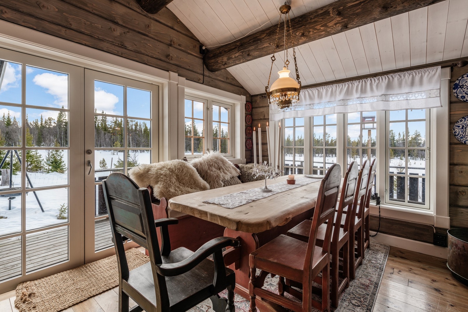 Spisestuen er omringet av store vinduer som slipper inn nydelig lys, Galleribilde