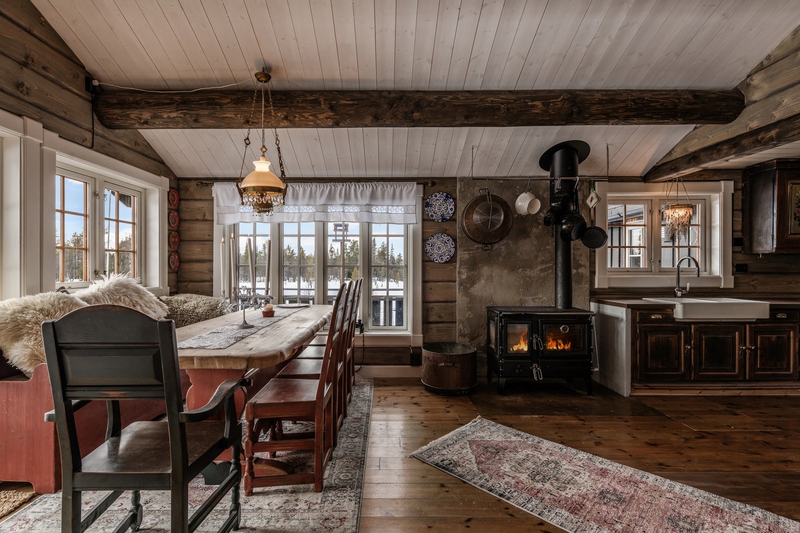 Gulvet i stuen/ kjøkkenet er heltre og veggene er av trepanel. Galleribilde