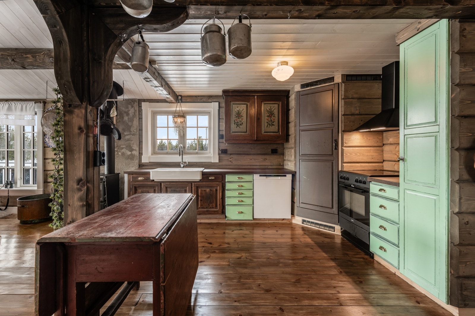 Stort og unikt kjøkkeninnrednig med profilierte fronter i heltre furu og laminert benkeplate. Galleribilde