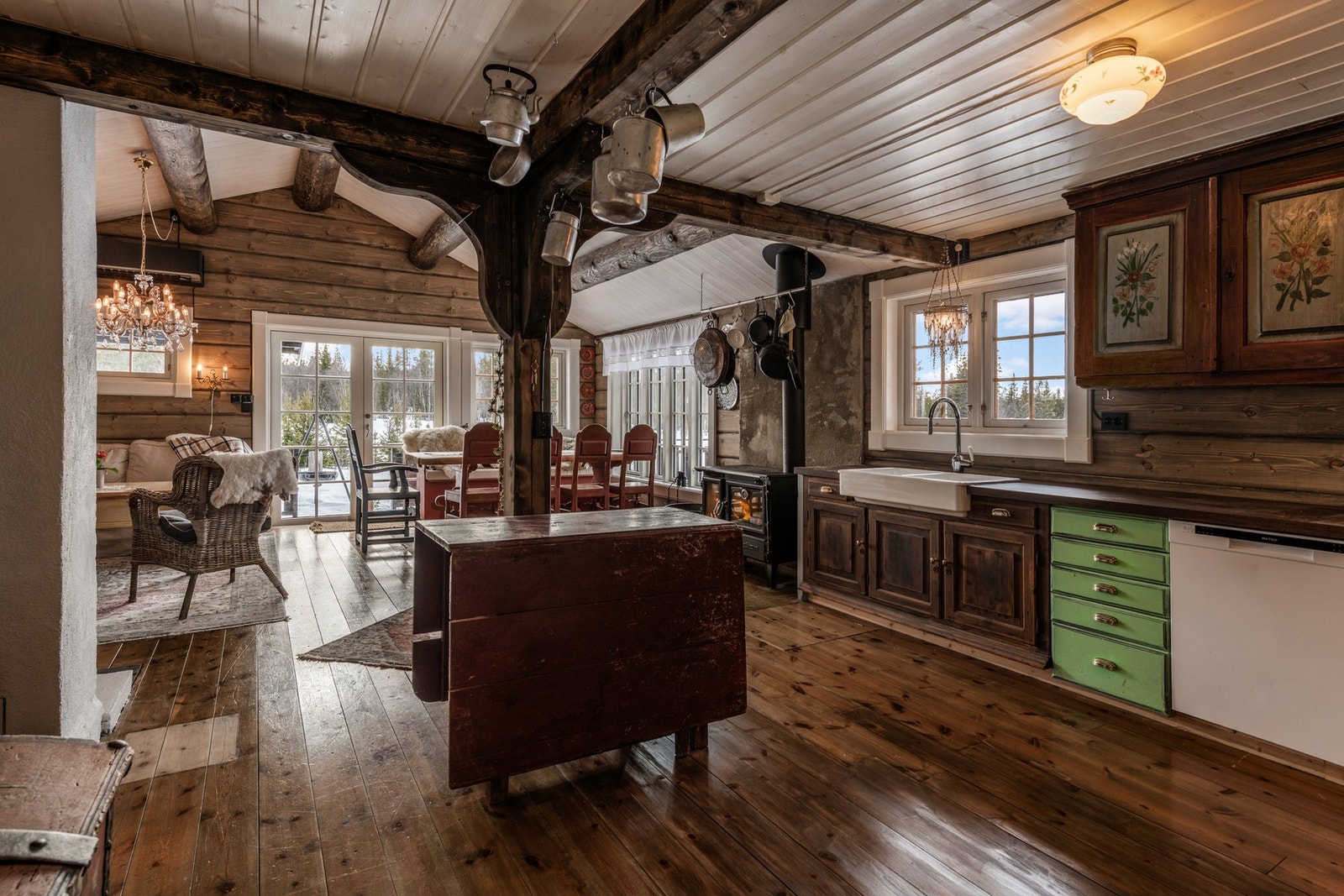 Godt med skap og benkeplass til oppbevaring og matlaging. Galleribilde