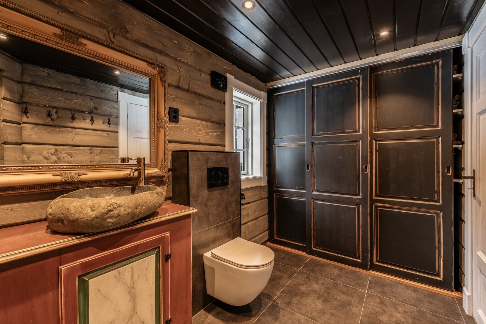 Inni skapet er det plassert vaskemaskin. En god løsning for å få skilt rommene. Galleribilde