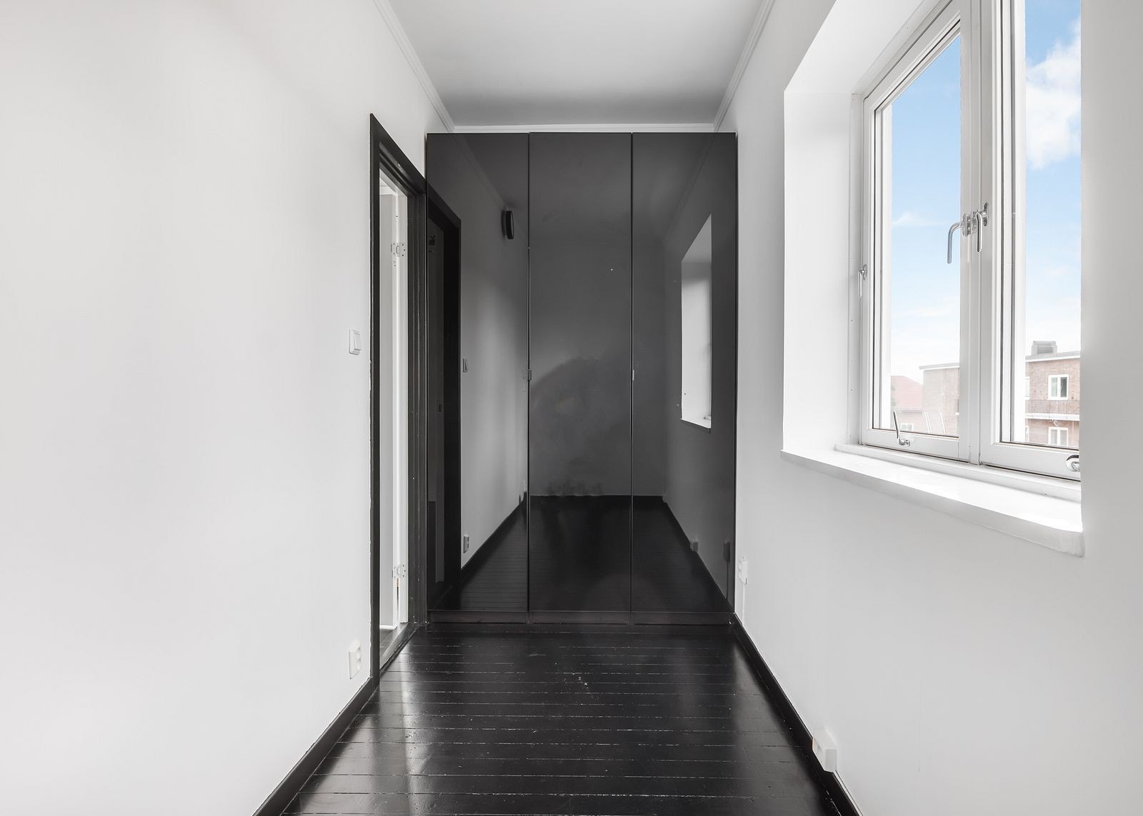 Soverom 2 - garderobeskap medfølger. Galleribilde